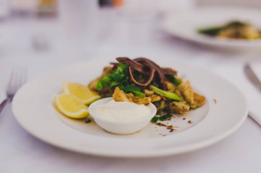 Kızarmış kalamar sosu ve limon dilimleri ile tabak