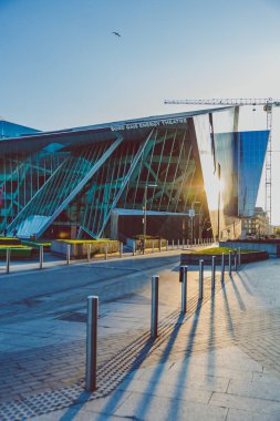 Grand Canal Square, yenilenmiş Docklan parçası üzerinde altın saat