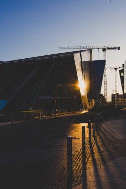 Grand Canal Square, yenilenmiş Docklan parçası üzerinde altın saat