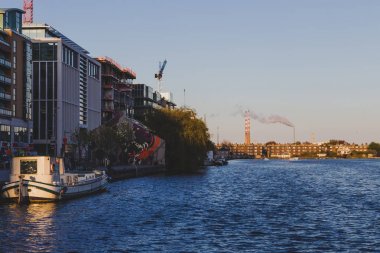 Dublin City Grand Canal Dock görünümünü akşam