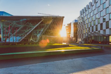 Grand Canal Square, yenilenmiş Docklan parçası üzerinde altın saat