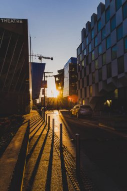 Grand Canal Square, yenilenmiş Docklan parçası üzerinde altın saat