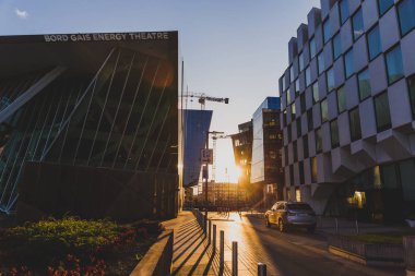 Grand Canal Square, yenilenmiş Docklan parçası üzerinde altın saat