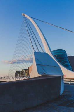 Dublin'in ünlü Samuel Beckett köprü Nehri LIF görünümünü