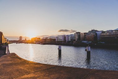  Sunset Liffey Nehri üzerinde ve Dublin'in manzarası görünümünü
