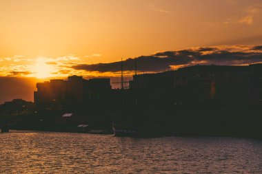  Sunset Liffey Nehri üzerinde ve Dublin'in manzarası görünümünü