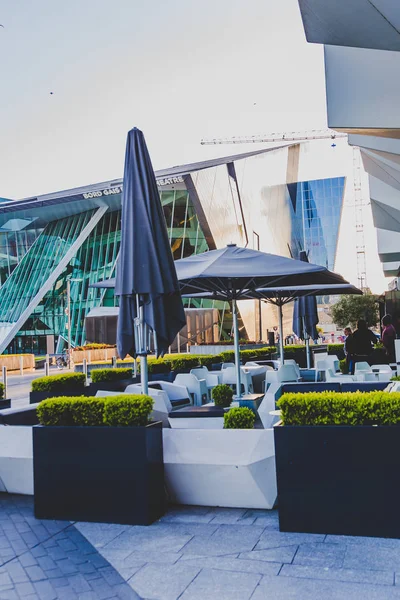 Heure d'or sur la Grand Canal Square, partie du Docklan rénové — Photo