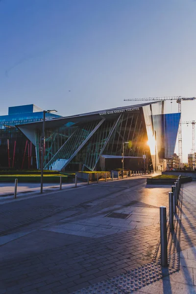Grand Canal Square, yenilenmiş Docklan parçası üzerinde altın saat