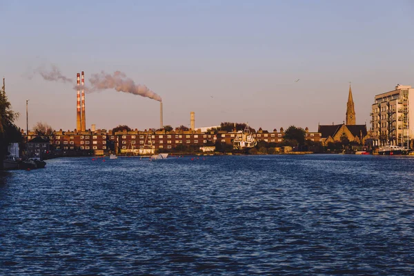 Esti kilátás nyílik a Grand Canal Dock Dublin városában — Stock Fotó