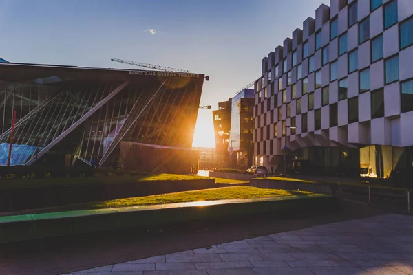 Heure d'or sur la Grand Canal Square, partie du Docklan rénové — Photo