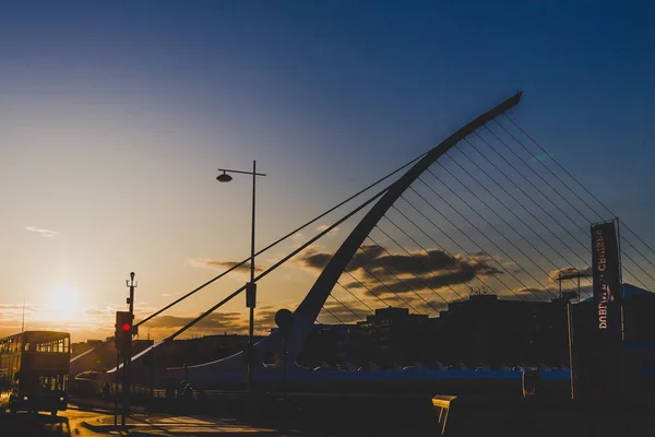 Widok z Dublina słynnego Samuel Beckett mostu nad rzeką Lif — Zdjęcie stockowe