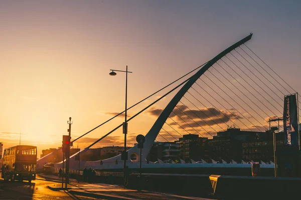 Vista del famoso puente Samuel Beckett de Dublín sobre el río Lif — Foto de Stock
