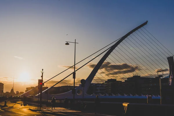 Vista del famoso puente Samuel Beckett de Dublín sobre el río Lif — Foto de Stock