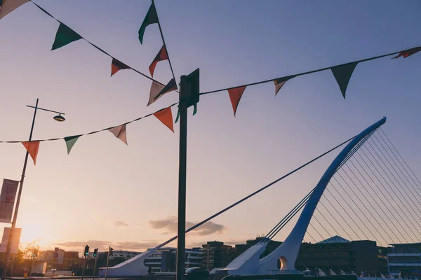 Vista del famoso puente Samuel Beckett de Dublín sobre el río Lif — Foto de Stock