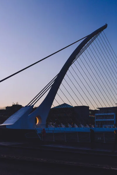 Vista del famoso puente Samuel Beckett de Dublín sobre el río Lif — Foto de Stock