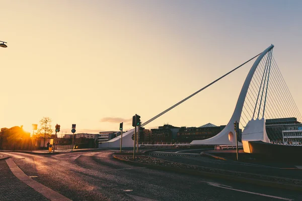 Vista del famoso puente Samuel Beckett de Dublín sobre el río Lif — Foto de Stock