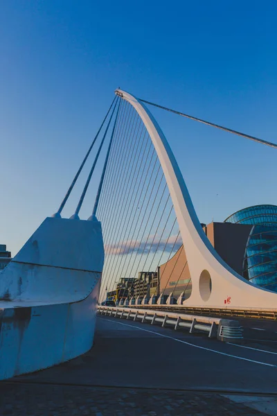 Vue sur le célèbre pont Samuel Beckett de Dublin sur le Lif — Photo