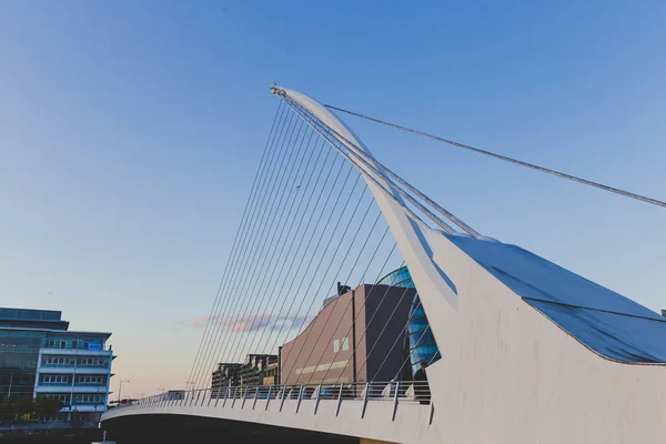 Vue sur le célèbre pont Samuel Beckett de Dublin sur le Lif — Photo