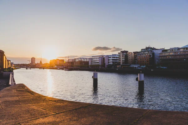 Sunset over the river Liffey and view of DUblin 's skyline — стоковое фото