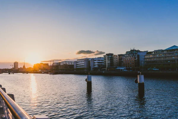 Sunset over the river Liffey and view of DUblin 's skyline — стоковое фото