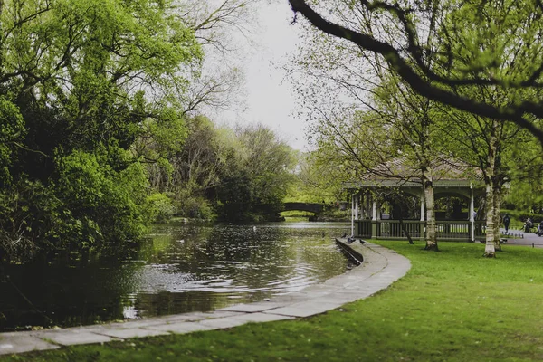 Detalhe do parque verde de Santo Estêvão no centro da cidade de DUblin, featuri — Fotografia de Stock