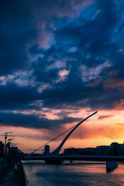 Majestueuze oranje en roze getinte zonsondergang over de rivier de Liffey in D — Stockfoto