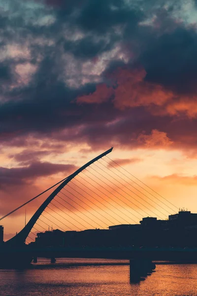 Fenséges, narancssárga és rózsaszín tónusú sunset d Liffey-folyón — Stock Fotó