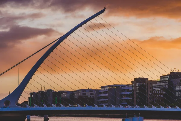 Majestätische orange und rosa getönte Sonnenuntergang über dem Fluss Liffey in d — Stockfoto