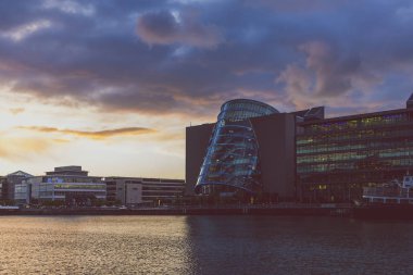 Dublin, İrlanda - 9 Mayıs 2018: Görkemli turuncu ve pembe tonda günbatımı Nehri üzerinde Docklands bina Kongre Merkezi yer Liffey Dublin,