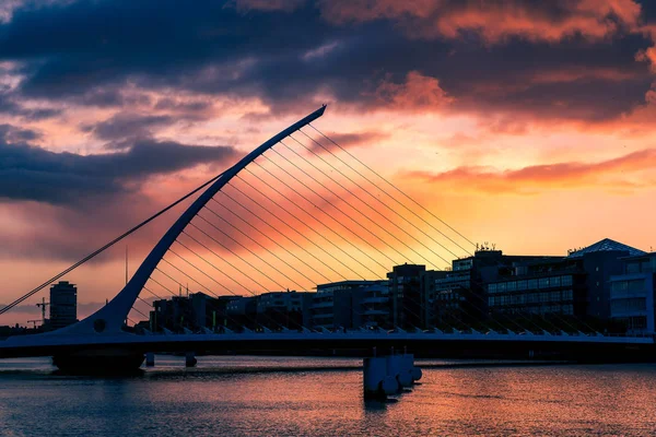 Fenséges, narancssárga és rózsaszín tónusú sunset d Liffey-folyón — Stock Fotó