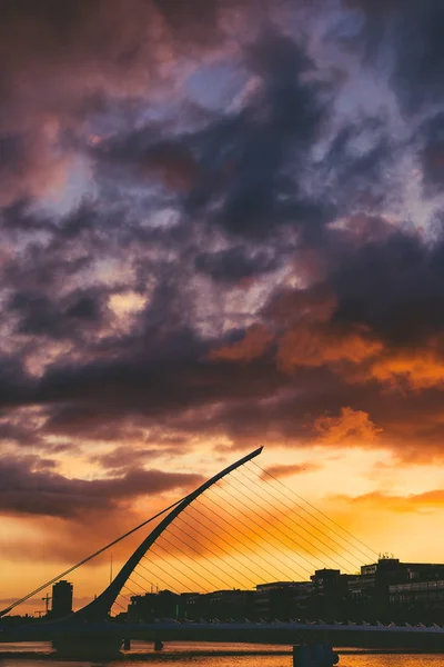 Majestueuze oranje en roze getinte zonsondergang over de rivier de Liffey in D — Stockfoto