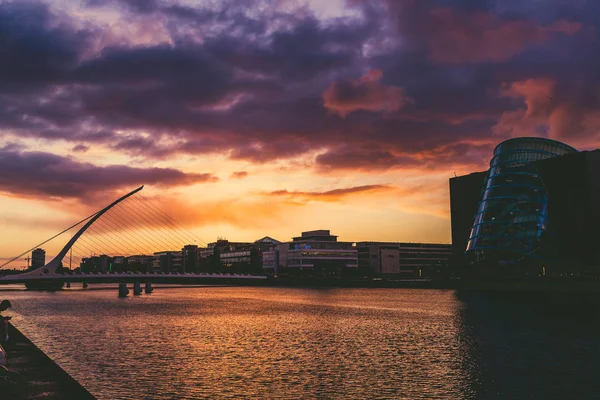 Majestueux coucher de soleil orange et rose sur la rivière Liffey en D — Photo