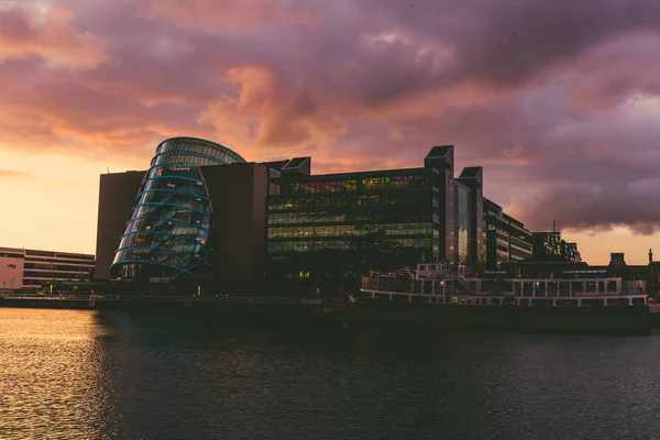 Dublin Írország Május 2018 Fenséges Narancssárga Rózsaszín Tónusú Naplemente Folyón — Stock Fotó