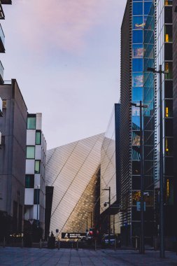 Dublin, İrlanda - 13 Mayıs 2018: Grand Canal Dock street üzerinde Bord GAIS enerji tiyatro Dublin şehir merkezi manzaralı