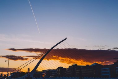 Dublin, İrlanda - 13 Mayıs 2018: Dublin şehir merkezinde Samuel Beckett featuring Liffey Nehri boyunca günbatımı köprü
