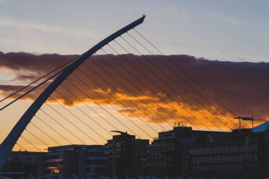 Dublin, İrlanda - 13 Mayıs 2018: Dublin şehir merkezinde Samuel Beckett featuring Liffey Nehri boyunca günbatımı köprü