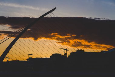 Dublin, İrlanda - 13 Mayıs 2018: Dublin şehir merkezinde Samuel Beckett featuring Liffey Nehri boyunca günbatımı köprü