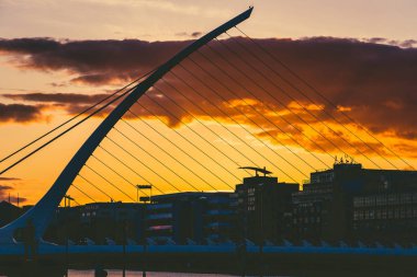 Dublin, İrlanda - 13 Mayıs 2018: Dublin şehir merkezinde Samuel Beckett featuring Liffey Nehri boyunca günbatımı köprü