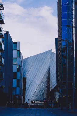 Dublin, İrlanda - 12 Mayıs 2018: Grand Canal Dock street üzerinde Bord GAIS enerji tiyatro Dublin şehir merkezi manzaralı