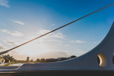 Dublin, İrlanda - 12 Mayıs 2018: Samuel Beckett köprünün diğer tarafında Dublin Docklands Liffey Nehri