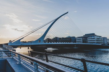 Dublin, İrlanda - 12 Mayıs 2018: Samuel Beckett köprünün diğer tarafında Dublin Docklands Liffey Nehri