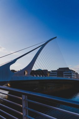 Dublin, İrlanda - 12 Mayıs 2018: Samuel Beckett köprünün diğer tarafında Dublin Docklands Liffey Nehri