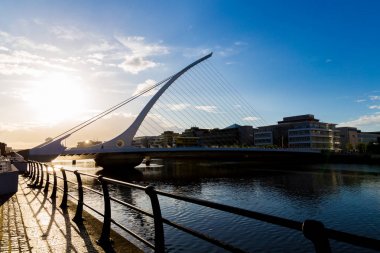 Dublin, İrlanda - 12 Mayıs 2018: Samuel Beckett köprünün diğer tarafında Dublin Docklands Liffey Nehri