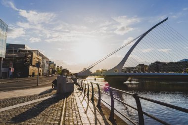 Dublin, İrlanda - 12 Mayıs 2018: Samuel Beckett köprünün diğer tarafında Dublin Docklands Liffey Nehri