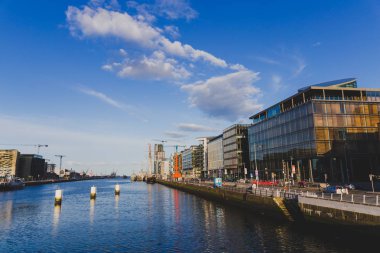 Dublin, İrlanda - 12 Mayıs 2018: Samuel Beckett köprüsünden görüldüğü gibi Dublin'in rıhtım alan görünümünü
