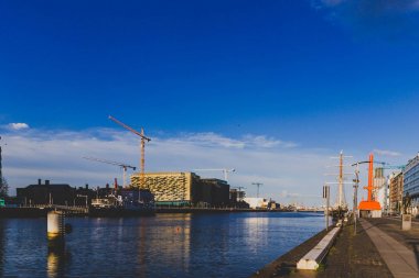 Dublin, İrlanda - 12 Mayıs 2018: görünümü ve Dublin'in rıhtım alan Liffey Nehri