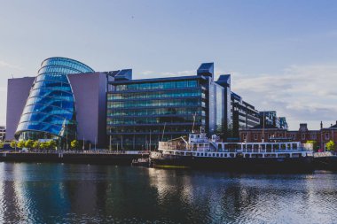 Dublin, İrlanda - Kongre Merkezi Dublin Liffey Nehri görülen görünümünü 12 Mayıs 2018