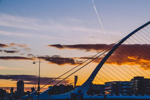 爱尔兰都柏林 2018年5月13日 沿着河边的日落利菲河特色在都柏林市中心的塞缪尔 贝克特桥 — 图库照片