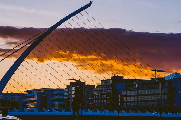 爱尔兰都柏林 2018年5月13日 沿着河边的日落利菲河特色在都柏林市中心的塞缪尔 贝克特桥 — 图库照片