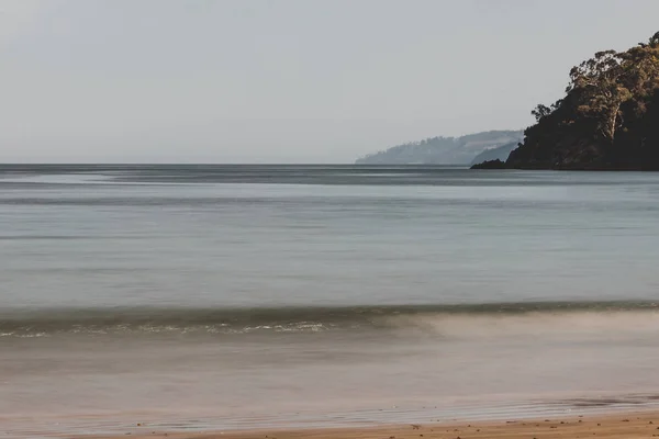 Tembakan eksposur lama murni pantai Australia sepi di senja — Stok Foto